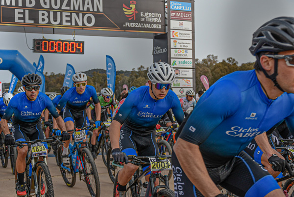Ropa de ciclismo personalizada Kavant para el Team Ciclos Cabello